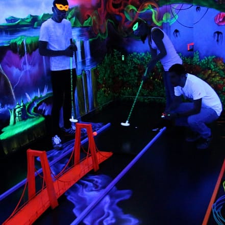 Spiel, Spaß und 3D-Effekte: Schwarzlicht-Minigolf inkl. Ausrüstung Mainz OXGE.com Special Offers, Deals & Discounts in Germany