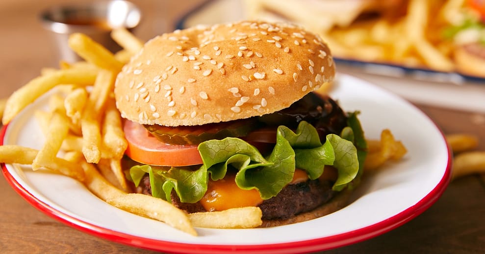 Burger nach Wahl inkl. Pommes und Softdrink (0,33 l) für 1-2 Personen Essen OXGE.com Special Offers, Deals & Discounts in Germany