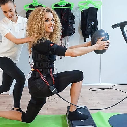 3 o. 5 EMS-Trainingseinheiten inkl. Körperanalyse und Sportbekleidung Berlin OXGE.com Special Offers, Deals & Discounts in Germany