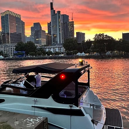 90-minütige private Bootstour auf dem Main – für bis zu 9 Personen Frankfurt OXGE.com Special Offers, Deals & Discounts in Germany