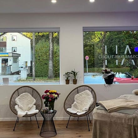 Aqua-Facial, Microneedling oder BB-Glow-Behandlung für 1 Person München OXGE.com Special Offers, Deals & Discounts in Germany