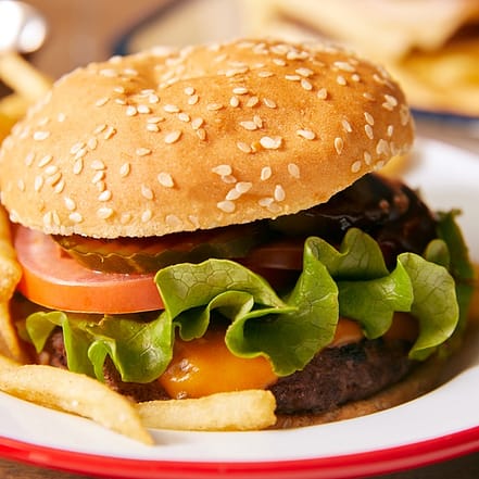 Burger nach Wahl inkl. Pommes und Softdrink (0,33 l) für 1-2 Personen Essen OXGE.com Special Offers, Deals & Discounts in Germany