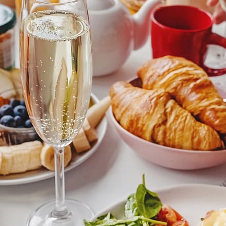 Elegantes Champagner Frühstück mit Etagere für 2 oder 4 Personen Hamburg OXGE.com Special Offers, Deals & Discounts in Germany