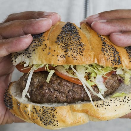 Genieße einen leckeren Burger deiner Wahl im La Terrasse Berlin OXGE.com Special Offers, Deals & Discounts in Germany