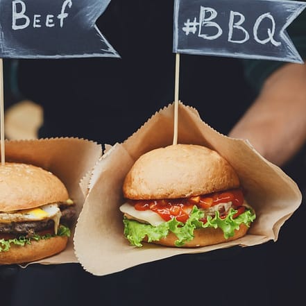 Leckeres Burger-Menü mit Pommes frites und Eistee für 1-4 Personen Essen OXGE.com Special Offers, Deals & Discounts in Germany