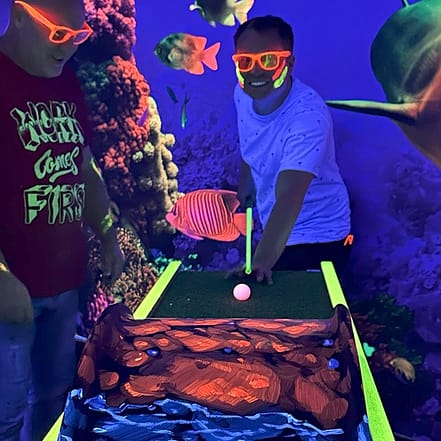 Spaß und Action: 3D Neon Minigolf / 3D Pit-Pat für 2 oder 4 Personen Augsburg OXGE.com Special Offers, Deals & Discounts in Germany