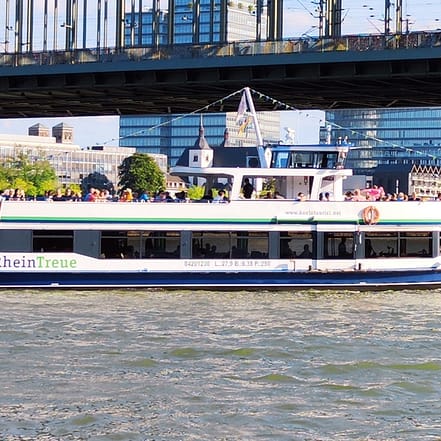 Ticket für eine Rundfahrt auf dem Rhein – Sightseeing-Tour mit Guide Düsseldorf OXGE.com Special Offers, Deals & Discounts in Germany