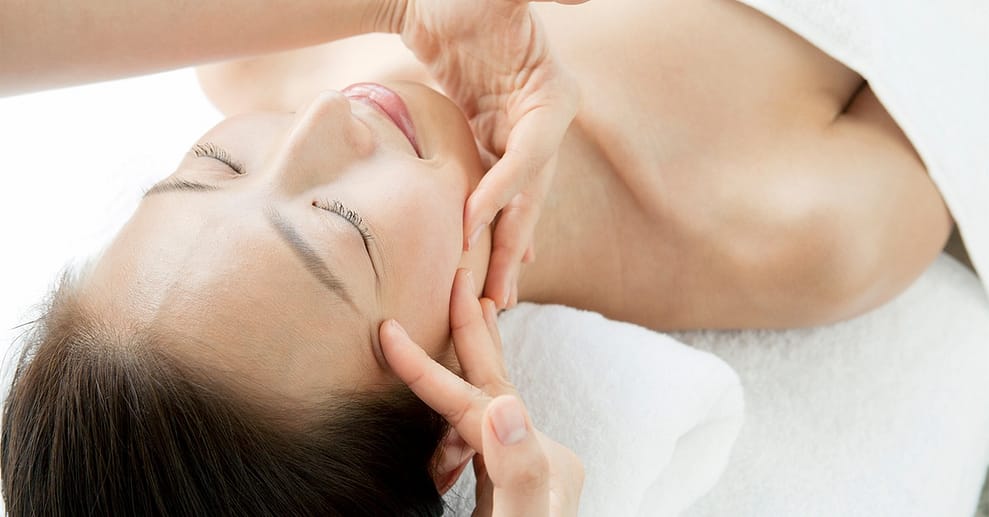 Basic Gesichtsbehandlung mit optionaler Diamant-Mikrodermabrasion Berlin OXGE.com Special Offers, Deals & Discounts in Germany